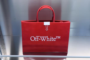 「オフ-ホワイト」が新ロゴを発表、サンセリフからセリフ体に変更