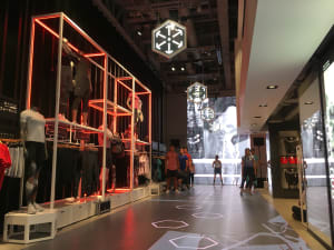 「アンダーアーマー」世界初グローバル旗艦店が新宿にオープン、1階壁面にはこうじょう雅之による水墨画も