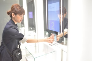 「渋谷駅東口地下広場」が初公開、アットコスメ監修のパウダールームは化粧品のテスター付き