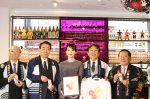 「スナック びーむす じゃぱん」が新宿に出現、のんデザインのカップ焼酎を販売