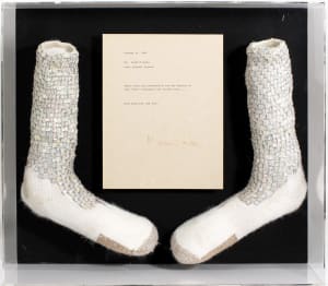 マイケル・ジャクソンがムーンウォーク初披露時に着用した靴下がオークションに出品へ、落札予想額は約2億円