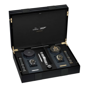 オメガがジェームス・ボンド愛用の時計2本セットを限定発売、グローブ・トロッター製スーツケース入り