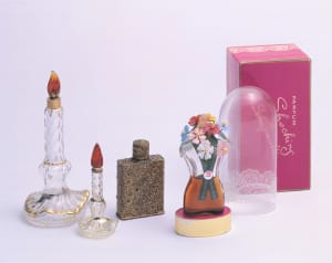 ポーラ美術館で「20世紀から現代まで香水瓶の軌跡を辿る」展が開催、ディオールやゲランのボトルを展示