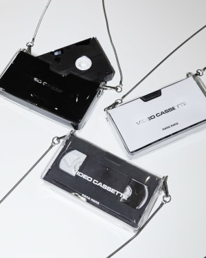 「ナナナナ」ビデオテープサイズの新作PVCバッグ発売、用紙サイズからはレザー製が新登場