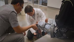 高齢者の歩行を支援、"着て歩ける"軽量ロボットを米大学チームが開発