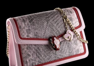 「ブルガリ」バレンタイン限定コレクション発売、赤とピンクで縁取ったカルングレザーバッグも