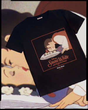 「ミュウミュウ」から名作映画のキスシーンをプリントしたTシャツコレクションが登場