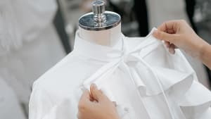 「ヴァレンティノ」白シャツにクチュールの技術を落とし込んだ新コレクションを発売