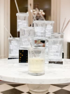 ヴァージル・アブローとバカラによる"Crystal Clear"をパリで披露　グラスはドリンクカップを彷彿とさせるストロー付き