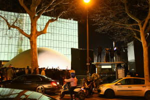 カニエ・ウェスト「YEEZY」がパリでサプライズショー　会場周辺はカオス状態に