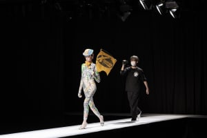 「リョウタムラカミ」手芸とファッションを融合した無観客ショー舞台裏、多彩な技法際立つコレクション