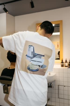 「BARBER SAKOTA」の4周年記念アイテム、床屋モチーフのイラストをプリントしたTシャツ発売