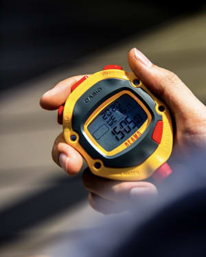 ビームス×カシオがストップウォッチ型時計発売、90年代に人気を博した"ジェイソンモデル"カラーを採用
