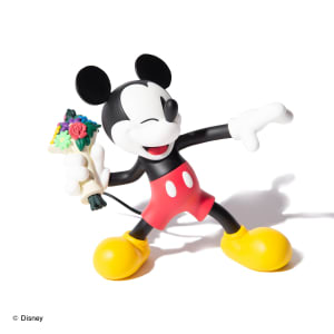 花束を投げるミッキーマウスのフィギュアが登場、glambがメディコム・トイとコラボ