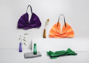 イッタラとイッセイ ミヤケによるホームコレクション、新作バッグやフラワーベースの限定色が登場