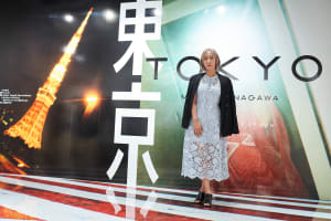 "東京のカオス"を表現した蜷川実花の新作個展が開幕、小栗旬や冨永愛ら79人を「写ルンです」で撮影
