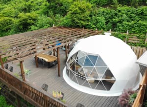 日比谷花壇が初のグランピング施設を相模原市に開業、ドーム型テントやパノラマデッキを完備