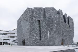 角川武蔵野ミュージアムの一部スペースが公開、ギャラリーのこけら落としは隈研吾の作品を展示
