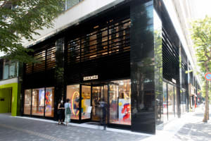 「エルメス」国内1号店が日本の伝統を取り入れた新デザインに刷新、ファサードはオレンジからブラックに