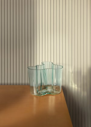 「イッタラ」が100％リサイクルガラスのコレクションを発売、ひとつずつ色味が異なるガラスくずを使用