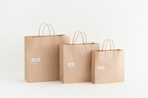 ユニクロ・ジーユー全店舗でショッピングバッグが有料化、プラスチック製から紙製に変更