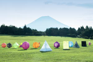 家を服、服を家に――「アンリアレイジ」21SSコレクションのテーマはHOME　富士山麓で撮影