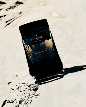 「FIVEISM × THREE」初のフレグランスが発売、"5％の余白を残した"ウッディベースの香り