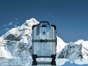 モンクレール ジーニアス×リモワの新作が登場、鏡面のように輝くスーツケースを発売