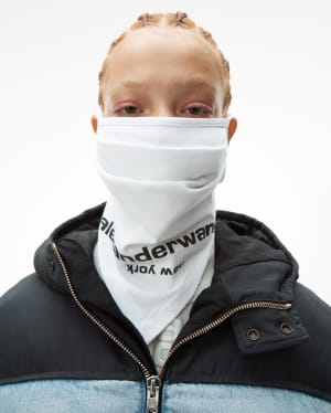 アレキサンダーワンがバンダナマスクを発売　ロゴ入りのデザイン
