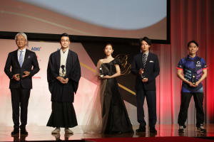 田中みな実や中村倫也が「第49回 ベストドレッサー賞」受賞　プロゲーマーときどがゲーム対決を披露