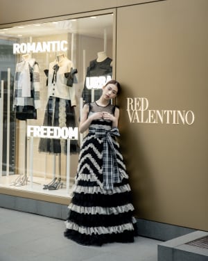 森川葵が「レッド ヴァレンティノ」新コレクション立ち上げを記念して表参道店に来店、限定ドレスなどを着用