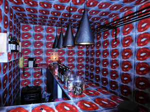森山大道のインスタレーション作品「Lip Bar」が「カム カナザワ」の新スペースに常設展示、夜は通常のバーとして営業