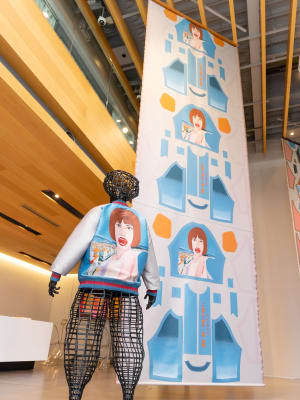 イッセイ ミヤケ新プロジェクトの特別展スタート、宮前義之が横尾忠則の作品を一枚の布で表現