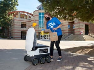 UCLAではピザ宅配も出前ロボットがスタンダードに？