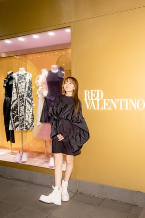 ももクロ百田夏菜子らが「レッド ヴァレンティノ」表参道店に来店、2021年春夏コレクションを着用