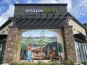食品スーパー「アマゾン・フレッシュ」、全米に展開へ