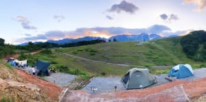 「アルペンアウトドアーズ」が手掛けるキャンプ場が長野にオープン、山頂にカフェや体験ショップも