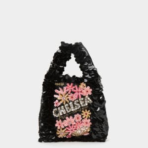 アニヤ・ハインドマーチ、チェルシーのパッケージを再現したバッグ発売