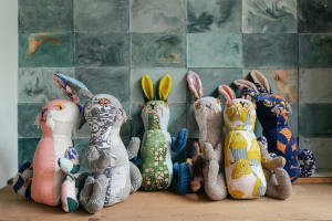 「ミナ ペルホネン」がナタリー・レテと4年ぶりコラボ　ノスタルジックなウサギのぬいぐるみを発売