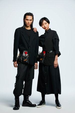 シュウ ウエムラの新制服をUJOHがデザイン、袴をイメージしたパンツを製作