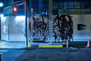 森山大道の作品が新宿の仮囲いに、新宿ミラノ座跡地の複合施設竣工を受けて展示