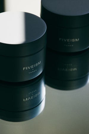 「FIVEISM × THREE」が新ヘアスタイリングシリーズ発売、スパイシーでミステリアスな香り