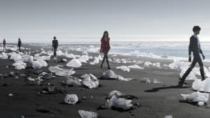 滝、氷河、大地...ダイナミックな自然を背景に「サンローラン」が新作発表　2021年ウィンター