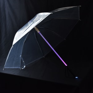 ライトセーバーのようなビニール傘が登場、暗闇で7色に発光