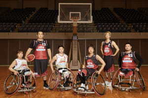 チャンピオンが車いすバスケ日本代表のレプリカユニフォームと応援Tシャツ発売、富士山や鷹をプリント