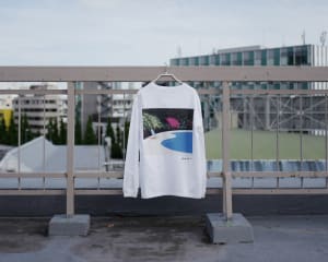 イラストレーター永井博の作品がロングTシャツに、トートバッグもあわせて発売