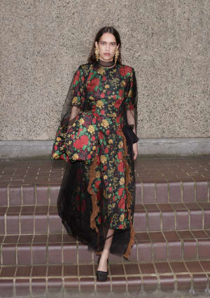 H＆Mが「TOGA」とのコラボコレクションを発表　大胆な花柄ドレスやトレンチコートを発売