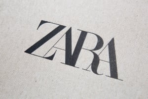 ZARAのヘッドデザイナーがモデルに送ったメッセージに非難　ボイコット運動に発展