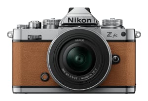 ニコンからクラシックなデザインのミラーレスカメラ登場、1982年発売モデルからインスパイア