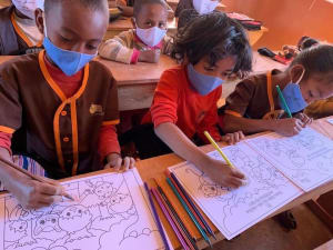 アルビオン、マダガスカルの子どもたちに学校生活に必要なリュックや文房具のスクールキットを無償提供